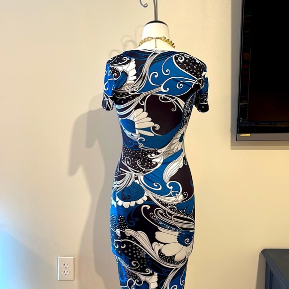 A classy yet sophisticated knee long dress - Picture 2 of 6